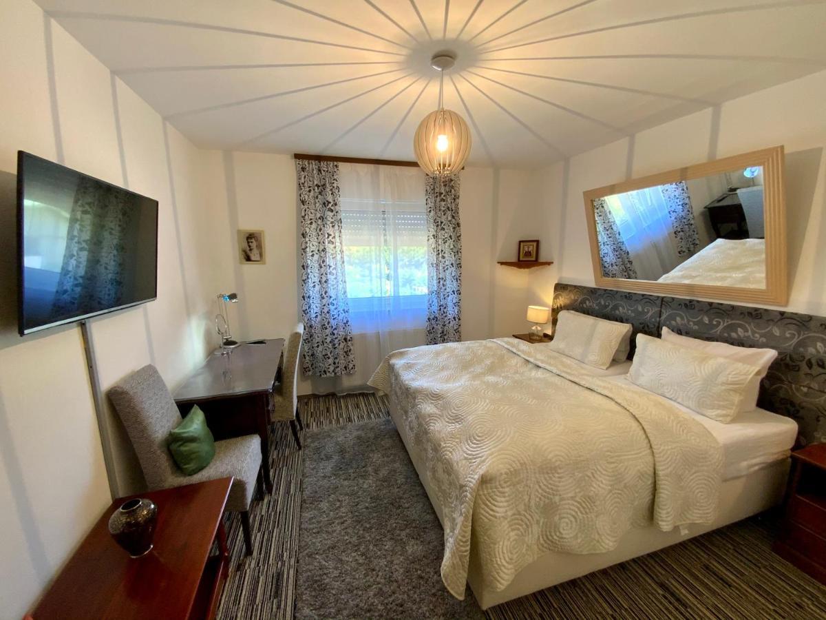 Hotel Attache Раунхайм Екстериор снимка