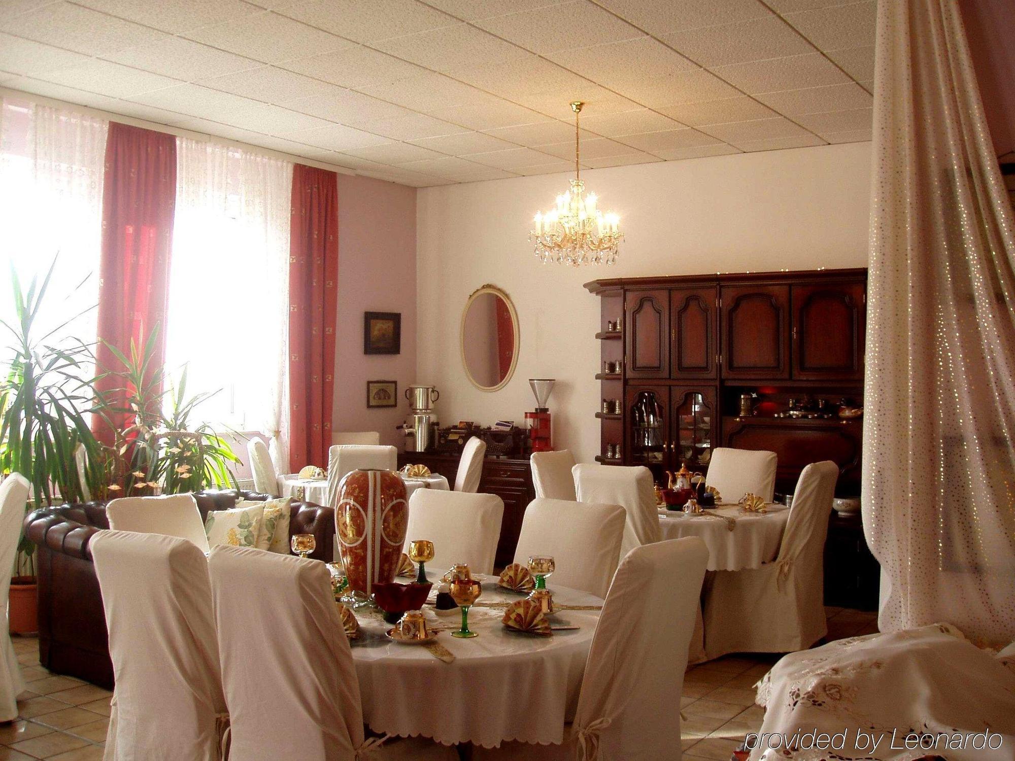 Hotel Attache Раунхайм Ресторант снимка