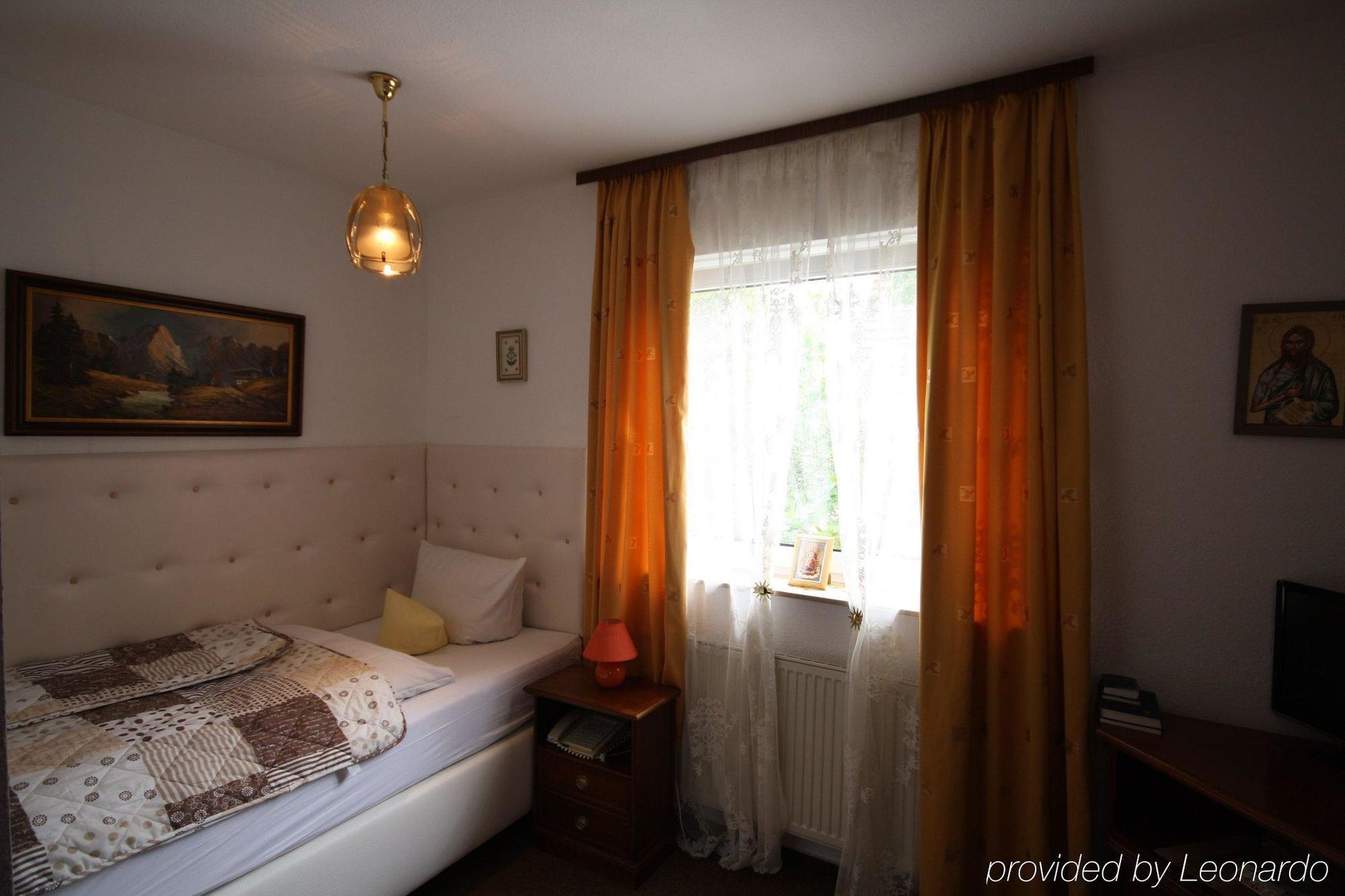 Hotel Attache Раунхайм Екстериор снимка