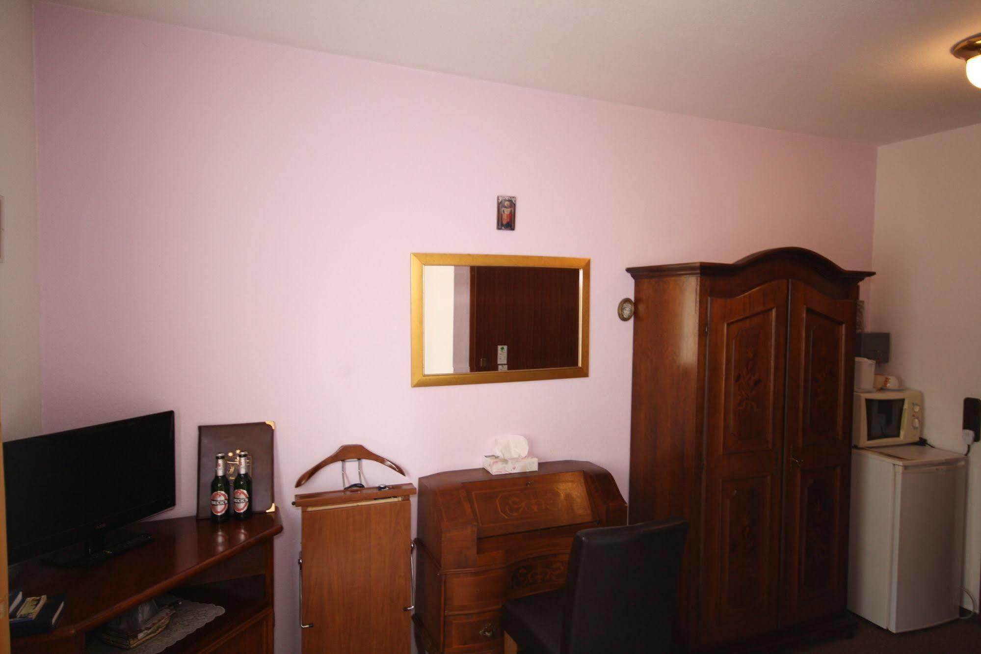Hotel Attache Раунхайм Екстериор снимка