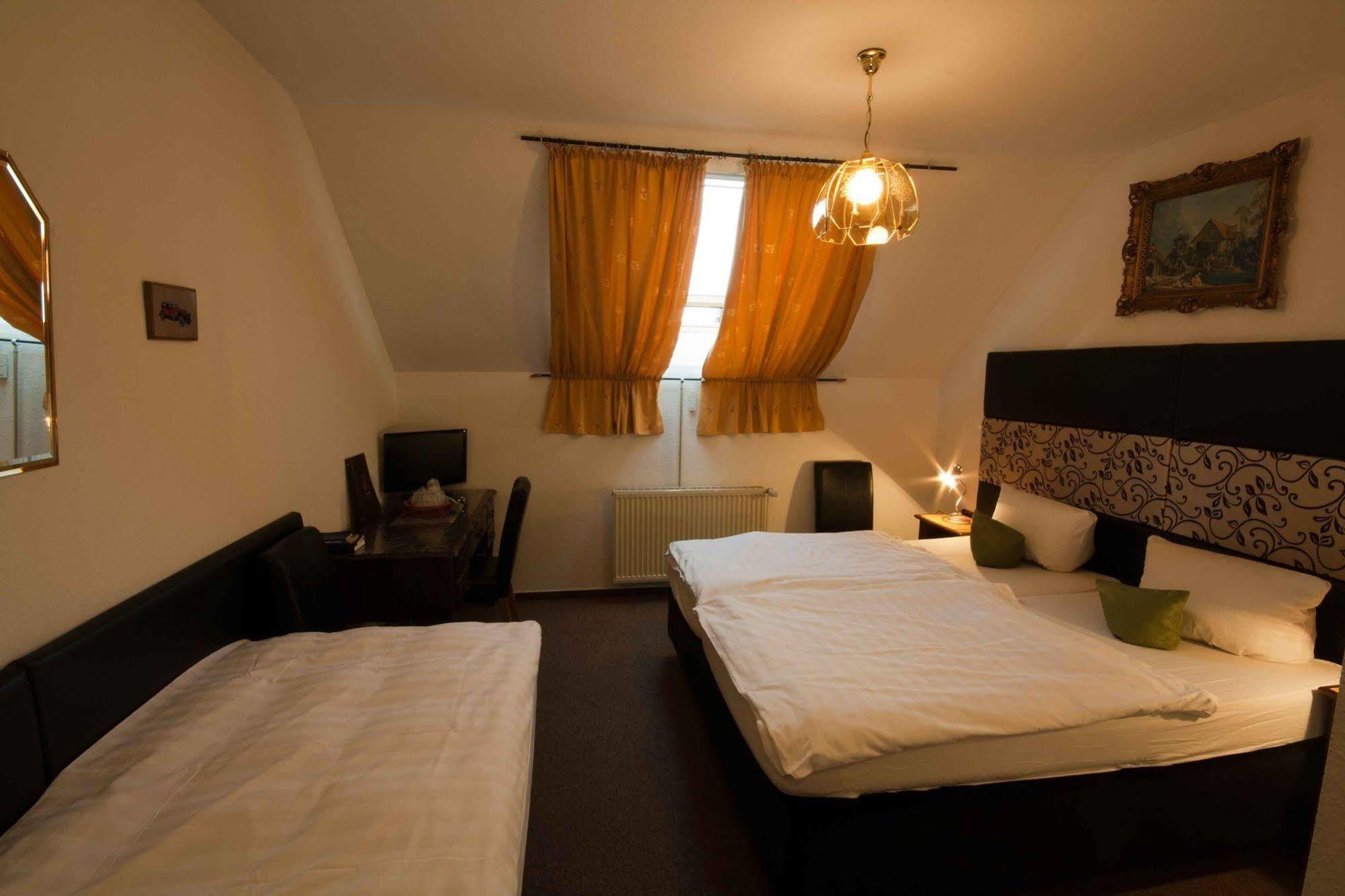 Hotel Attache Раунхайм Екстериор снимка