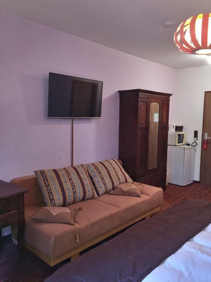Hotel Attache Раунхайм Екстериор снимка